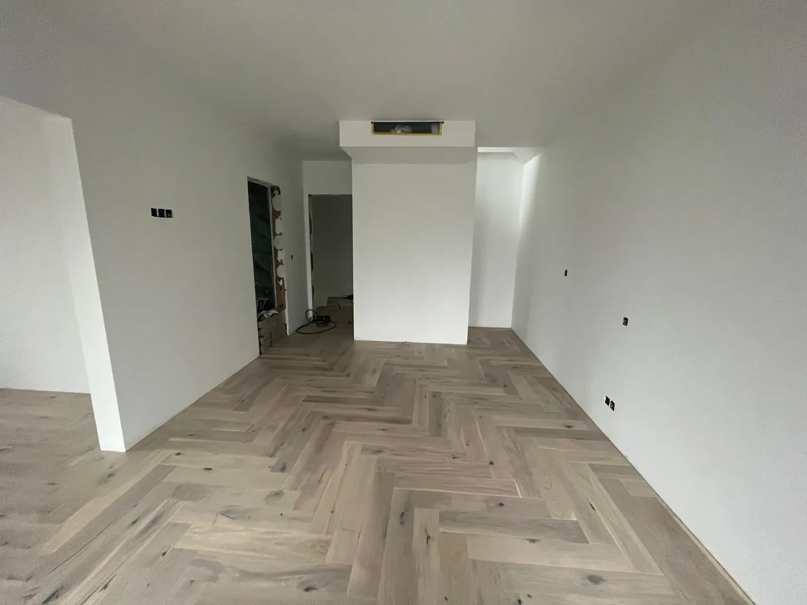 Lichte kamer met vloer in visgraatpatroon