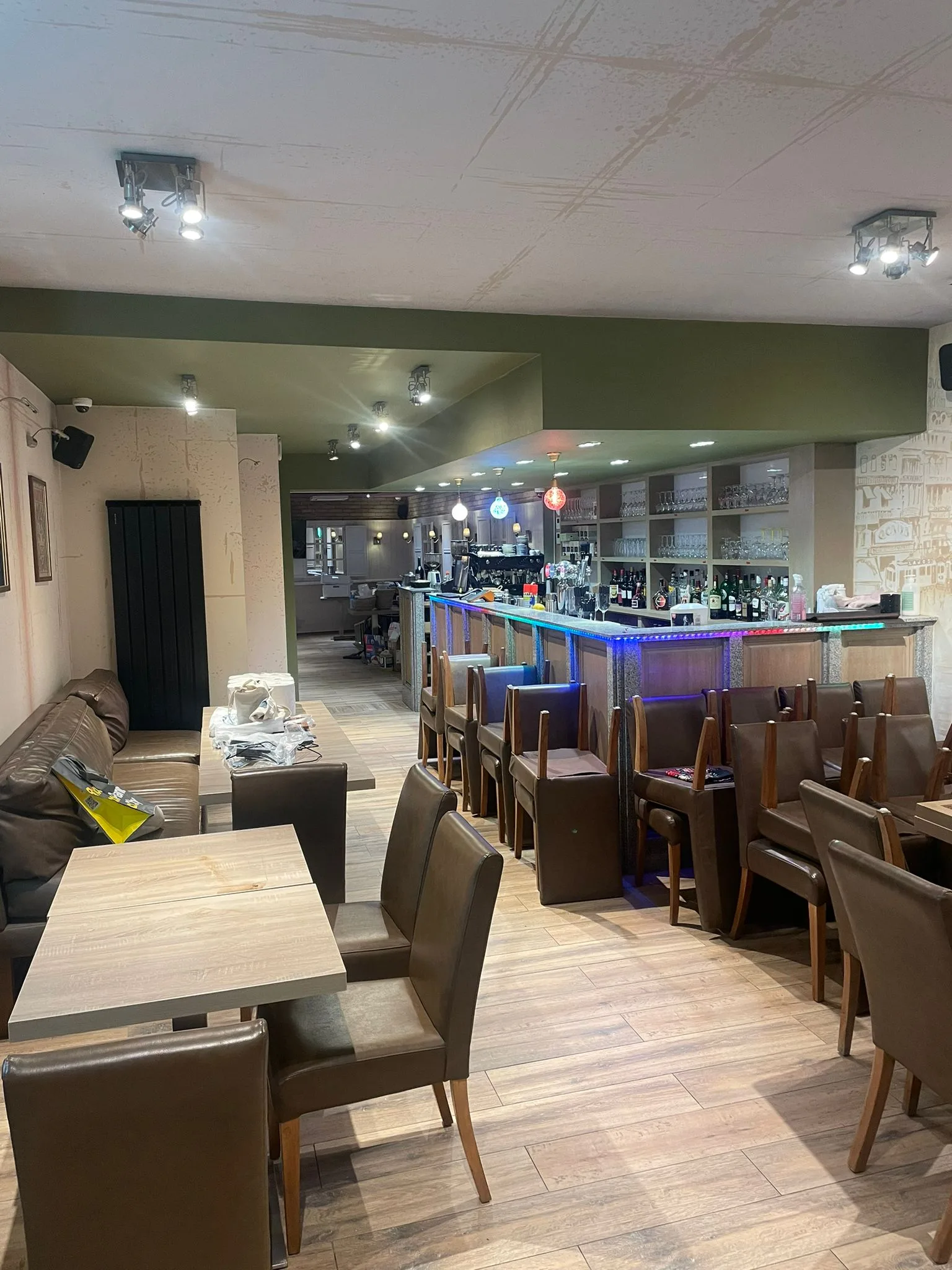 Vue du café et de ses espaces de convivialité