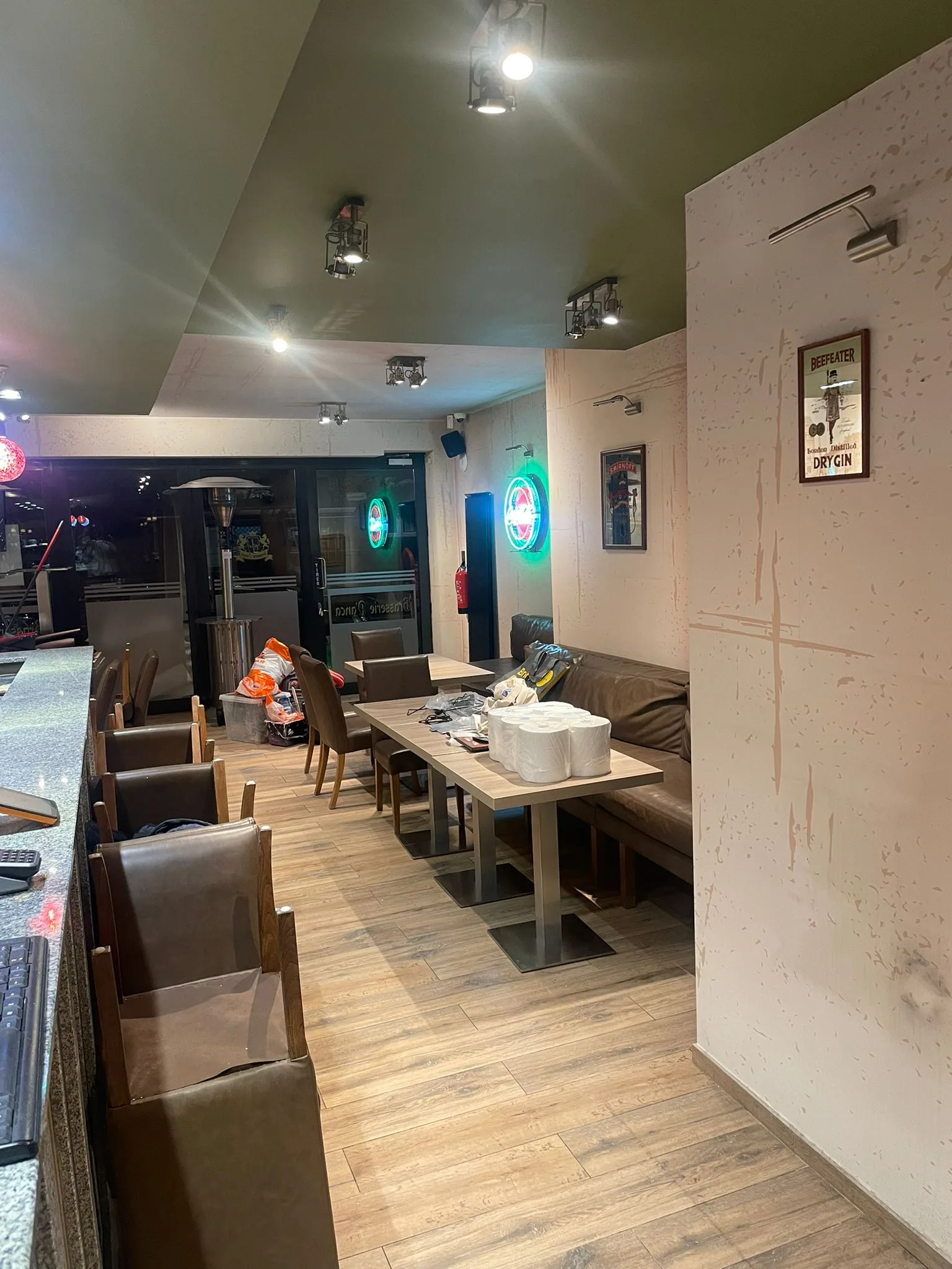 Vue du café et de ses espaces de convivialité