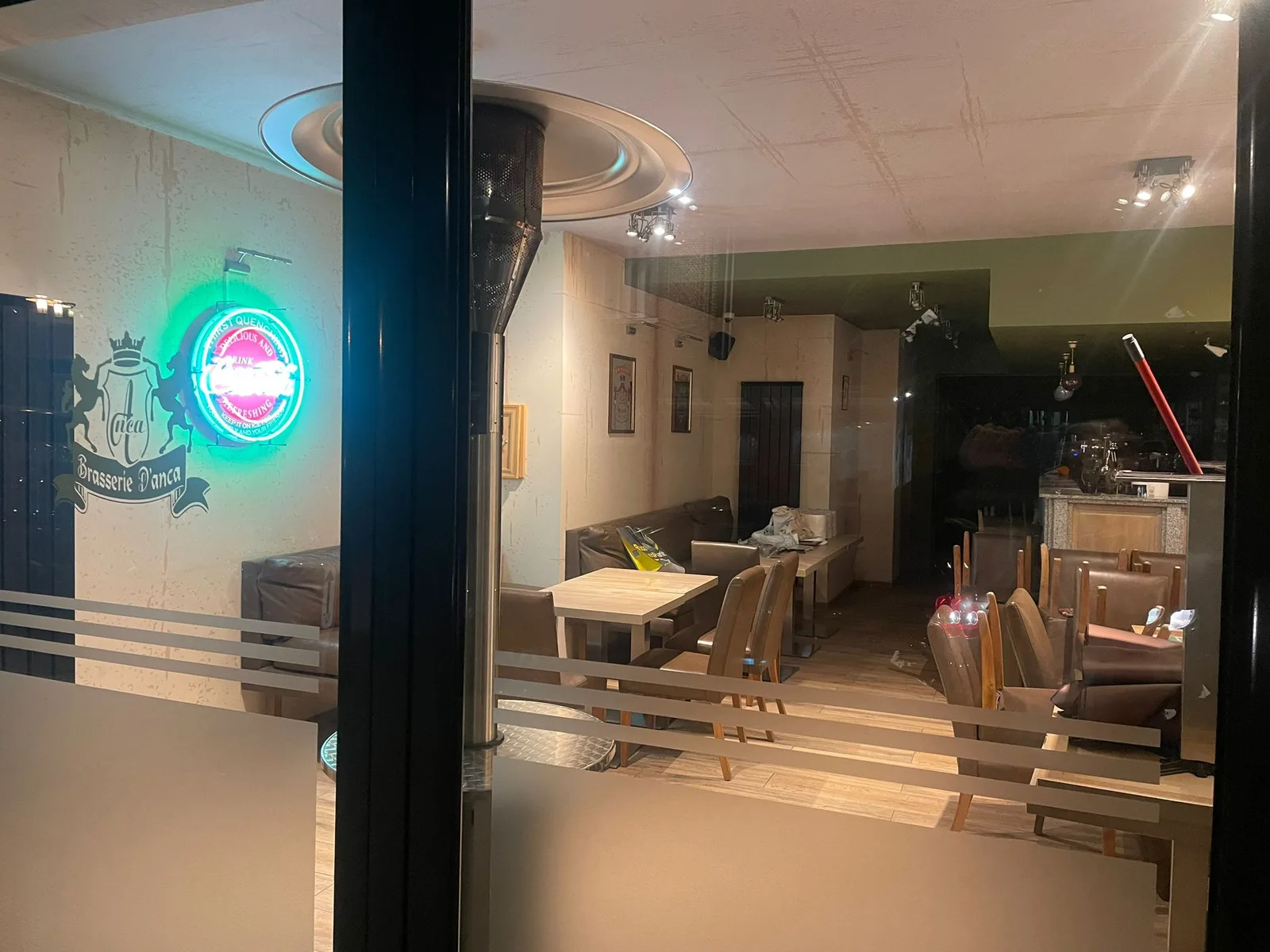 Vue du café et de ses espaces de convivialité
