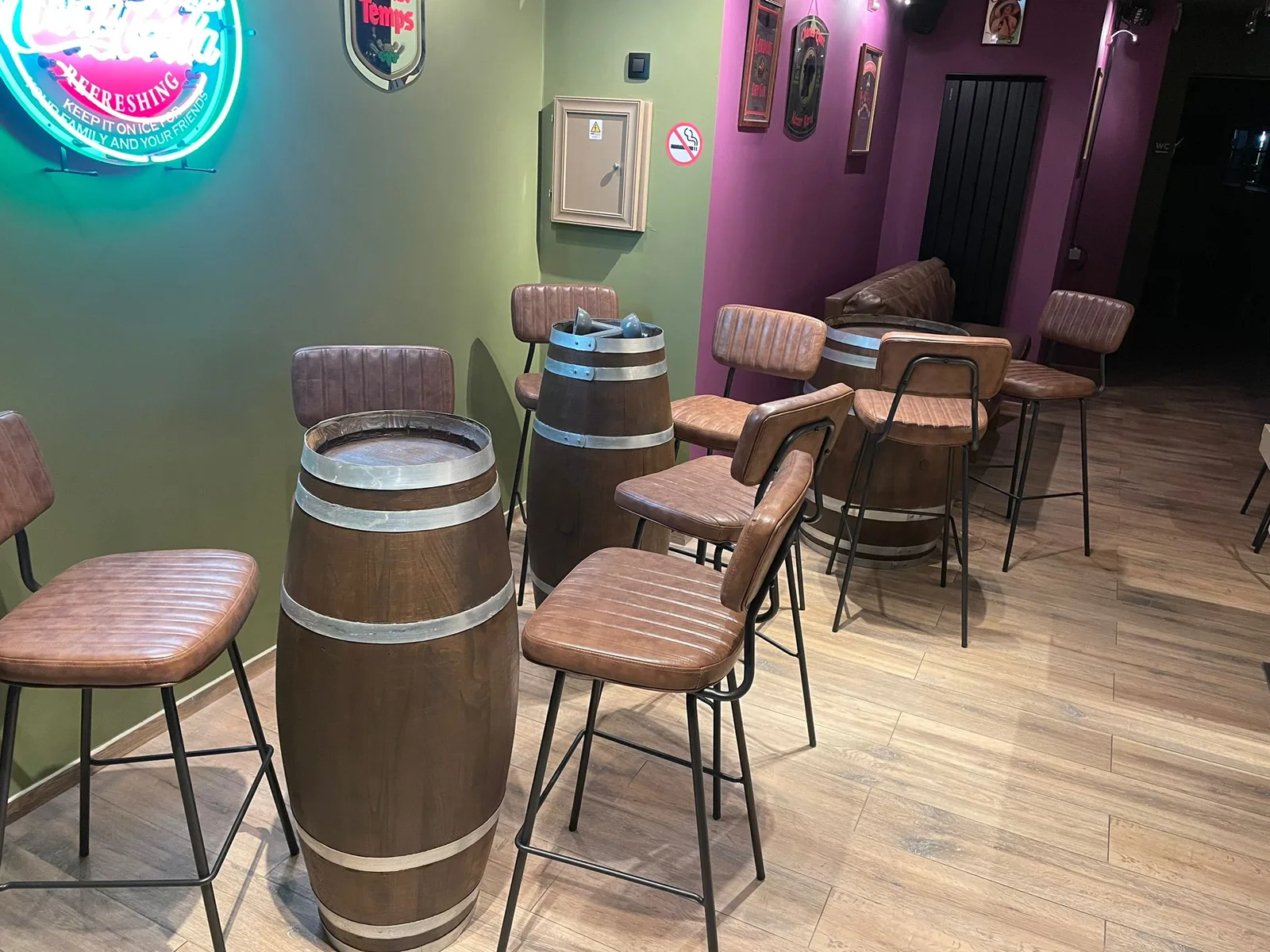 Bar, banquettes et murs verts et bordeaux