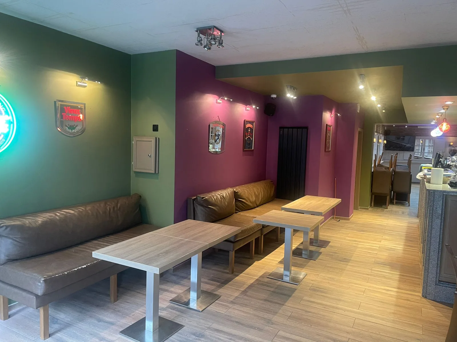 Bar, banquettes et murs verts et bordeaux