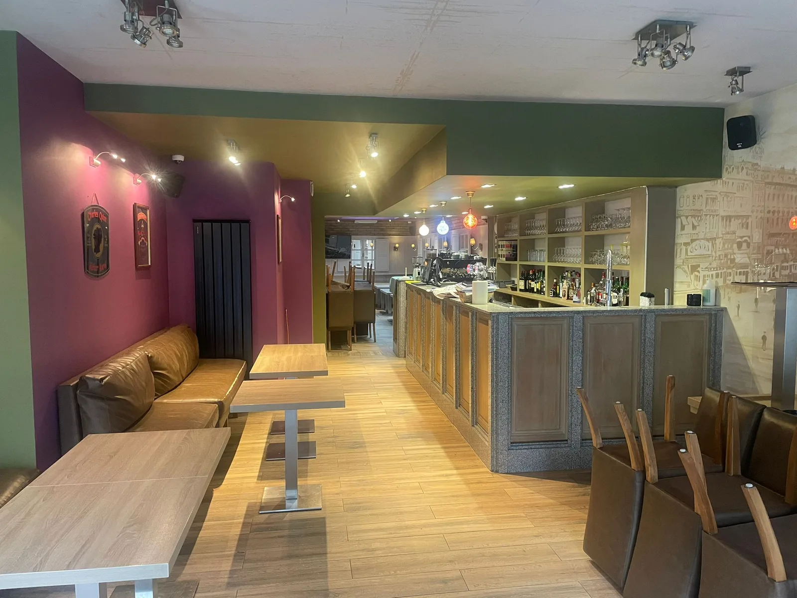 Bar, banquettes et murs verts et bordeaux