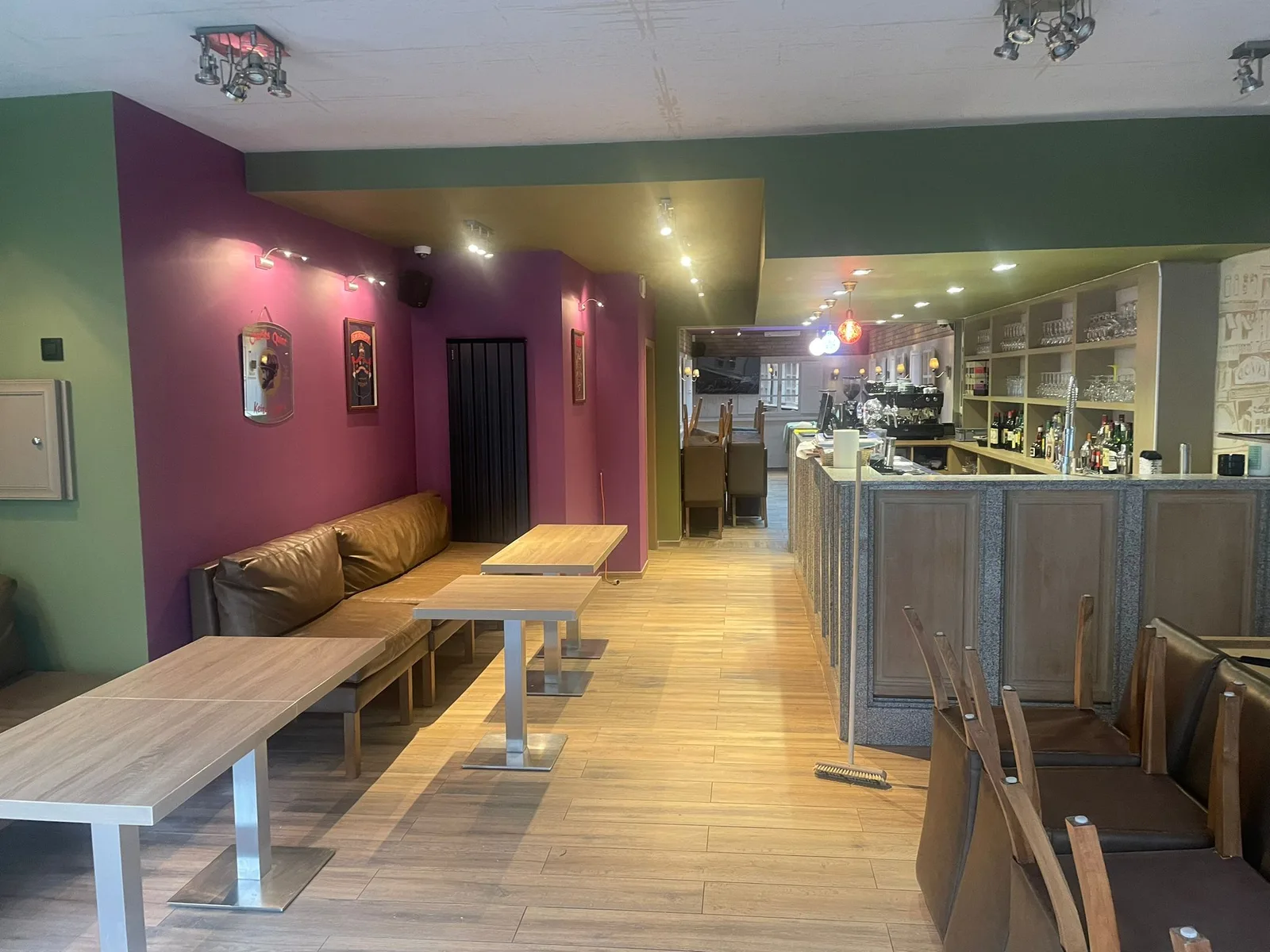 Bar, zitbanken en groene en bordeaux wanden