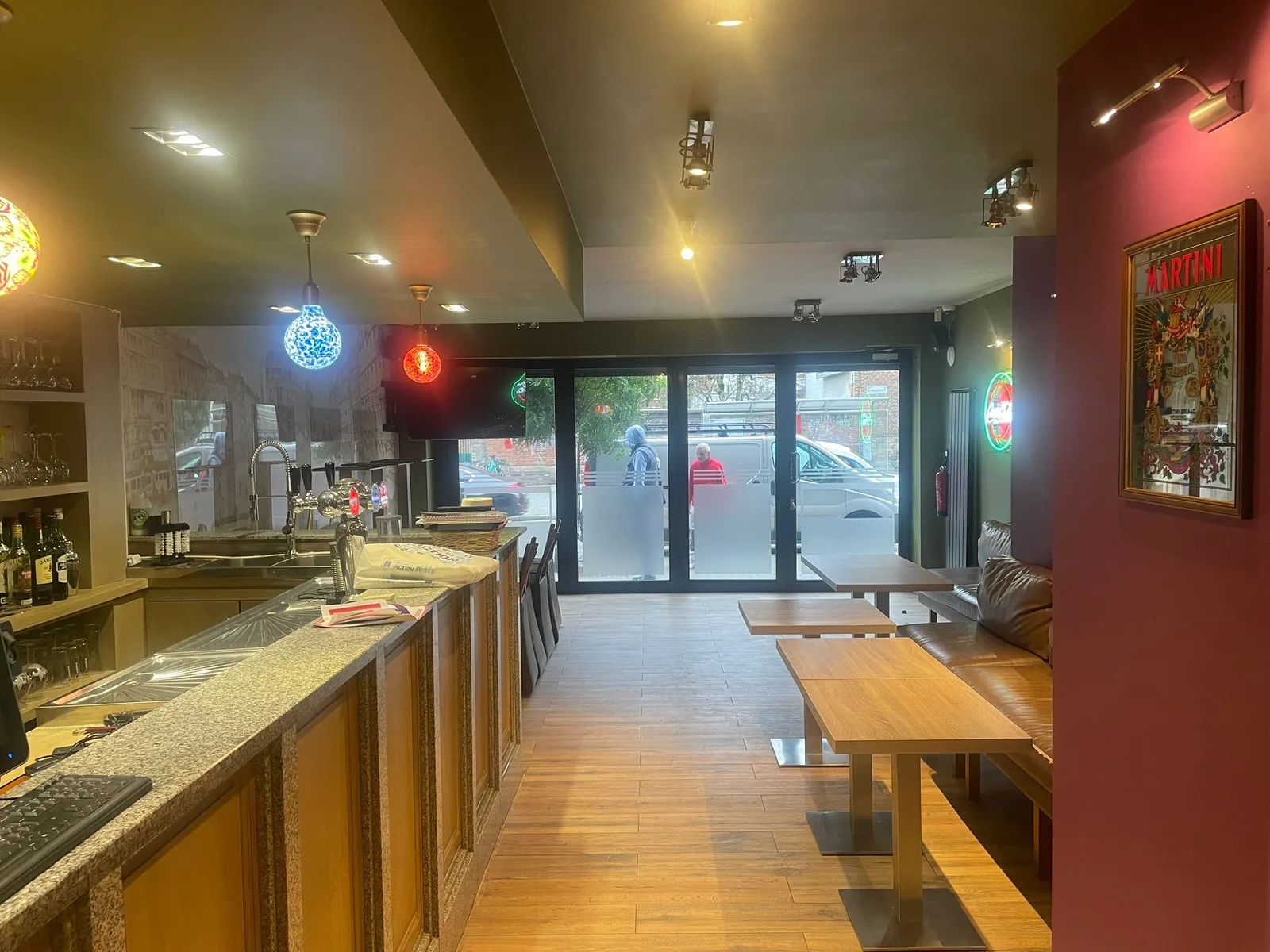 Bar, banquettes et murs verts et bordeaux