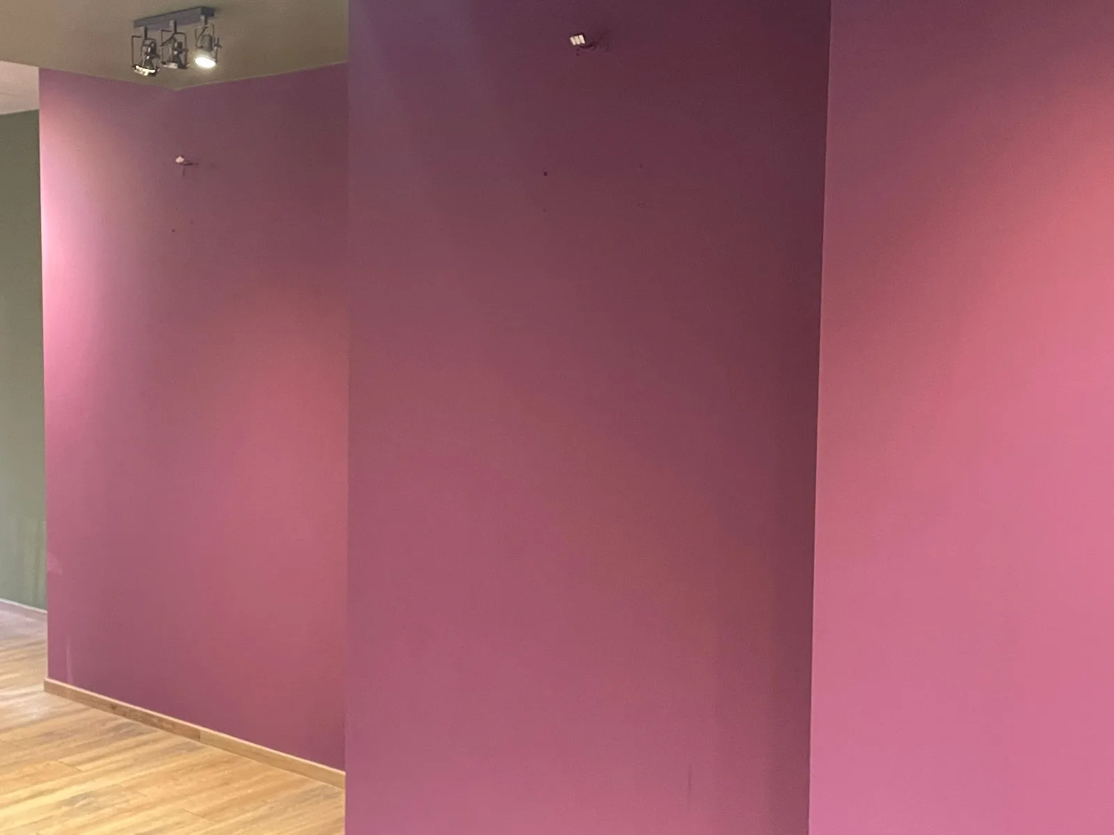 Finition du mur bordeaux