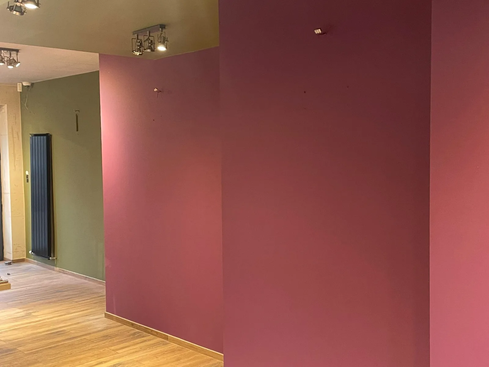 Mur bordeaux et passage du café