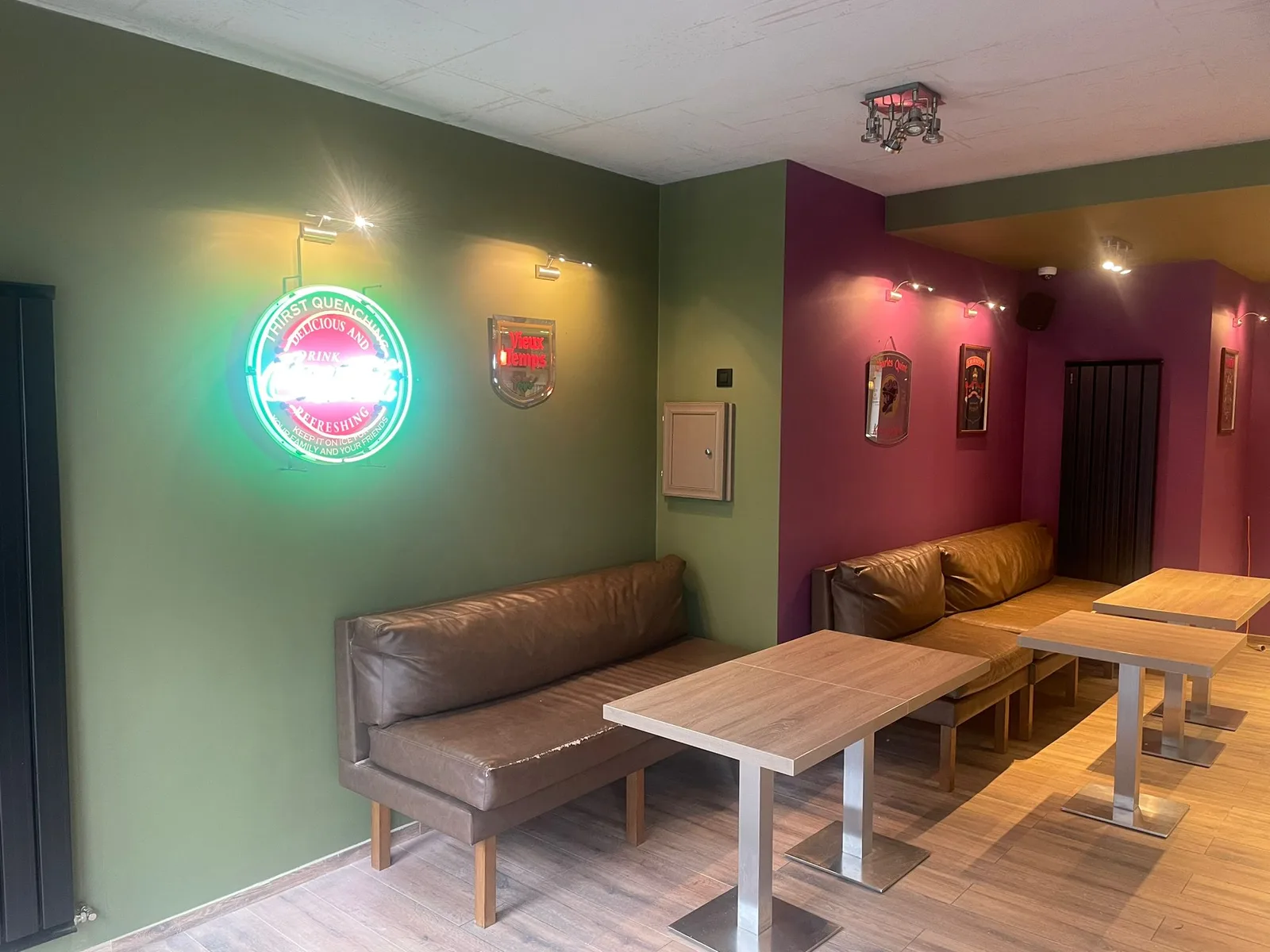 Banquette, tables et mur vert