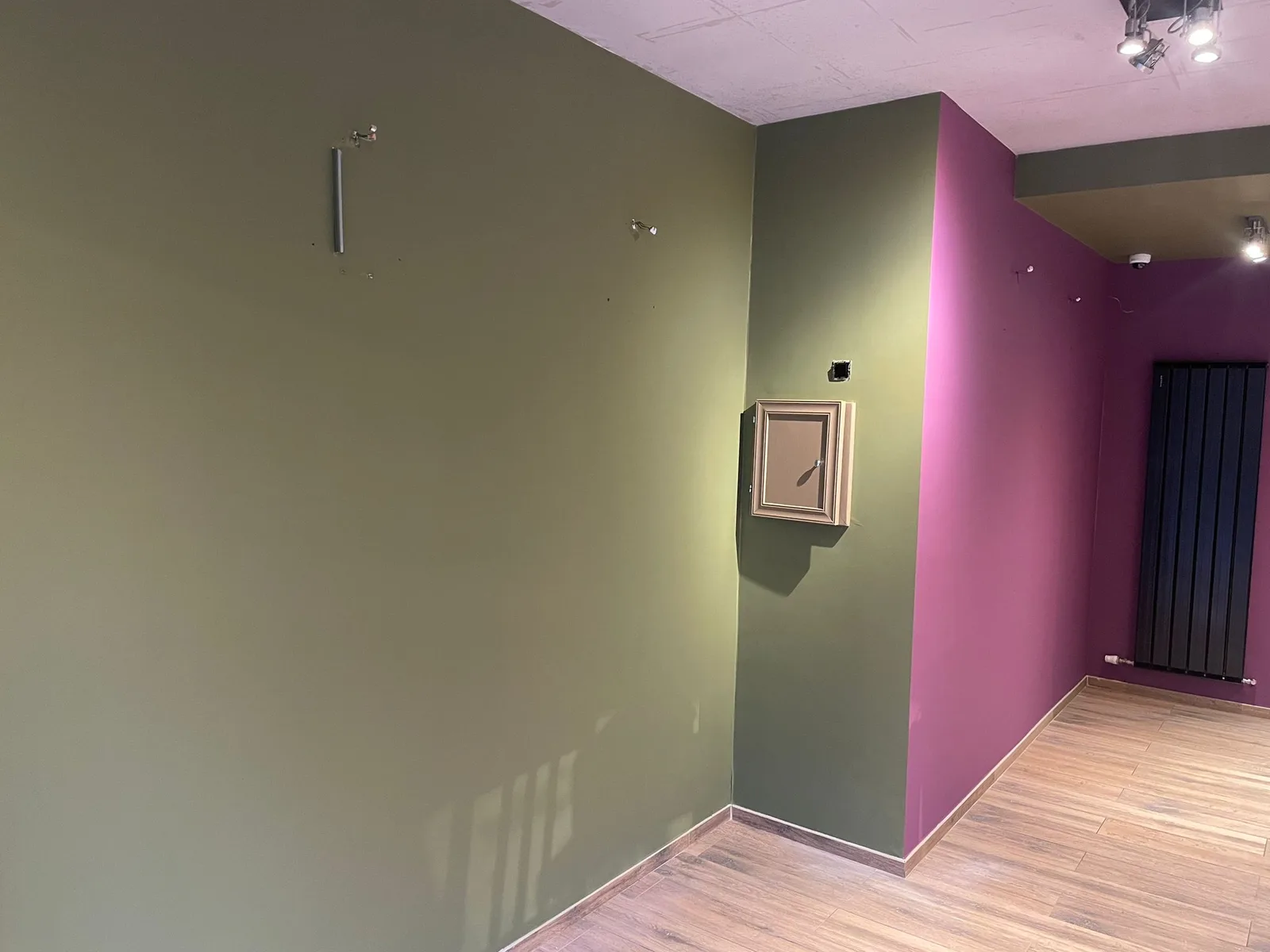 Murs verts et bordeaux pendant les finitions
