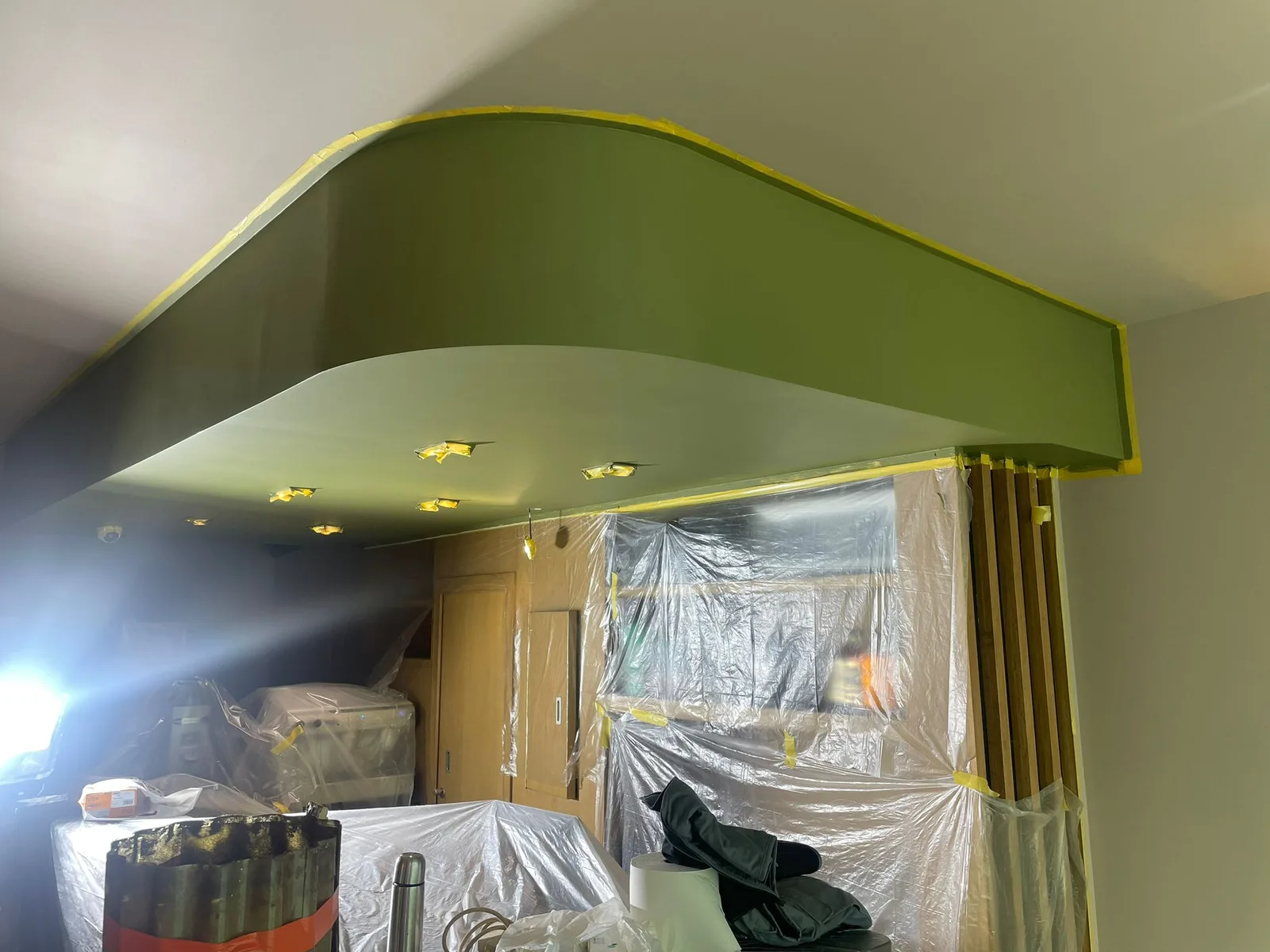 Élément de plafond au-dessus du bar pendant les travaux