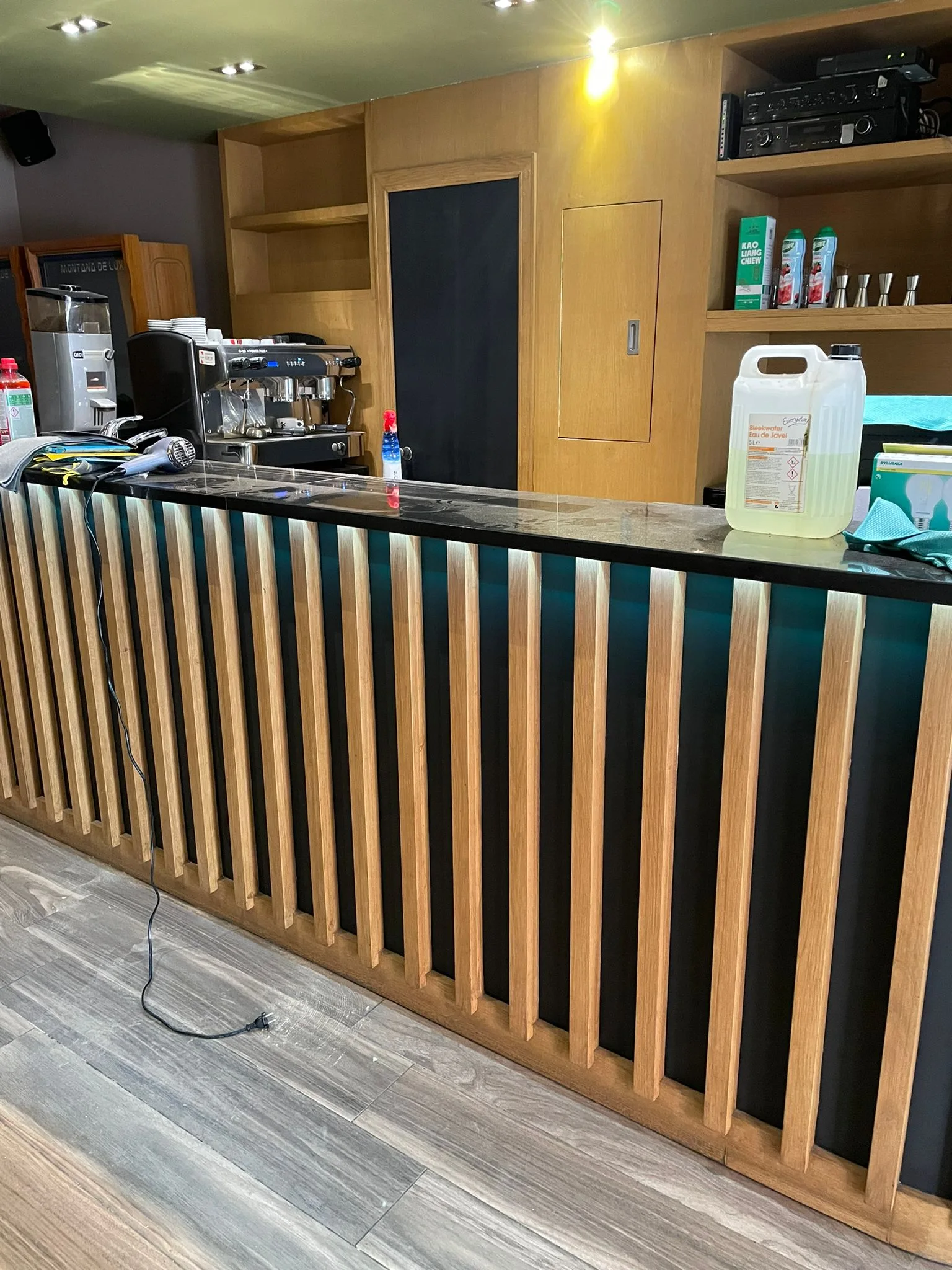 Bar habillé de lattes verticales en bois
