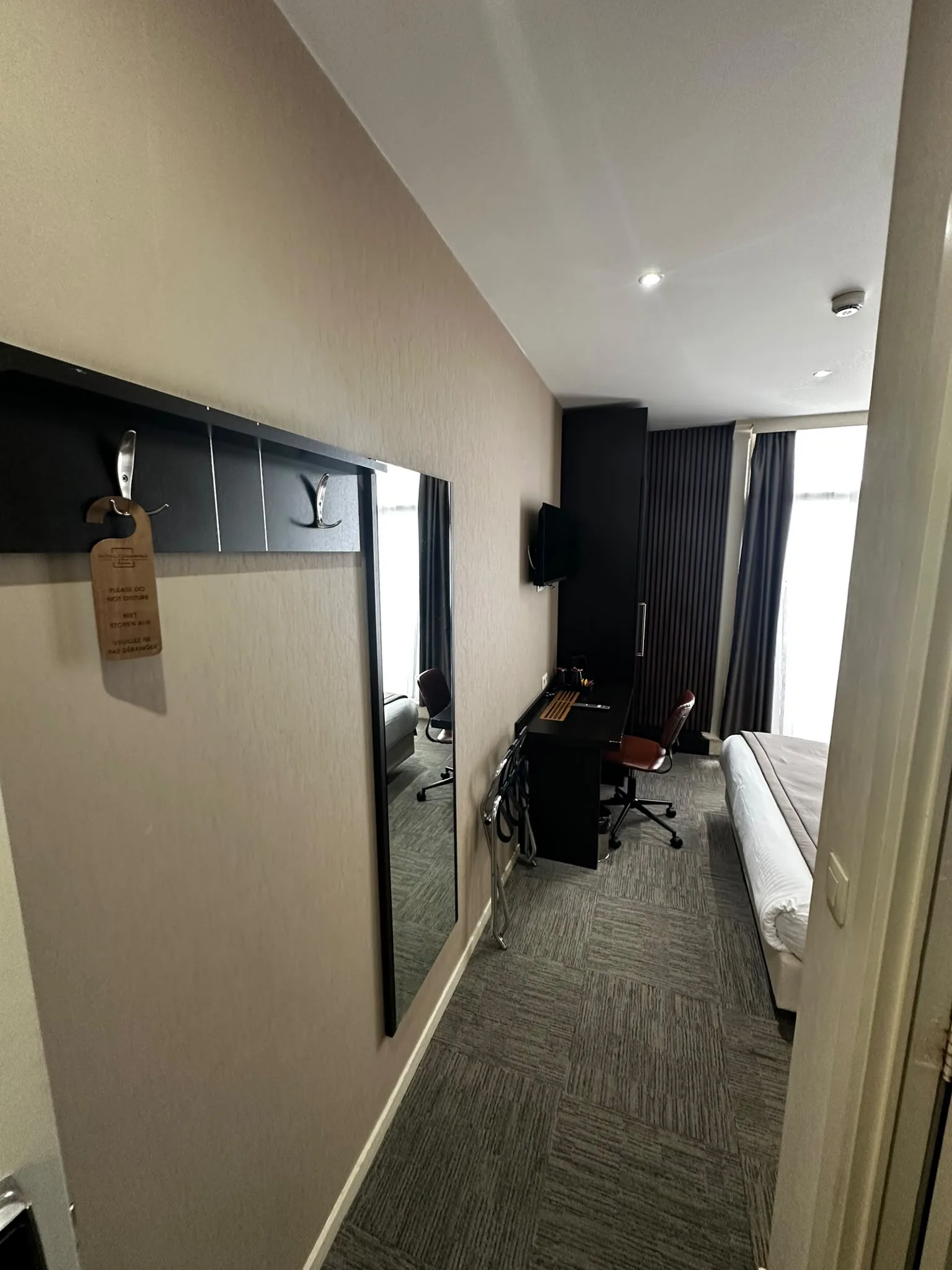 Previous passage to the room and window-side desk