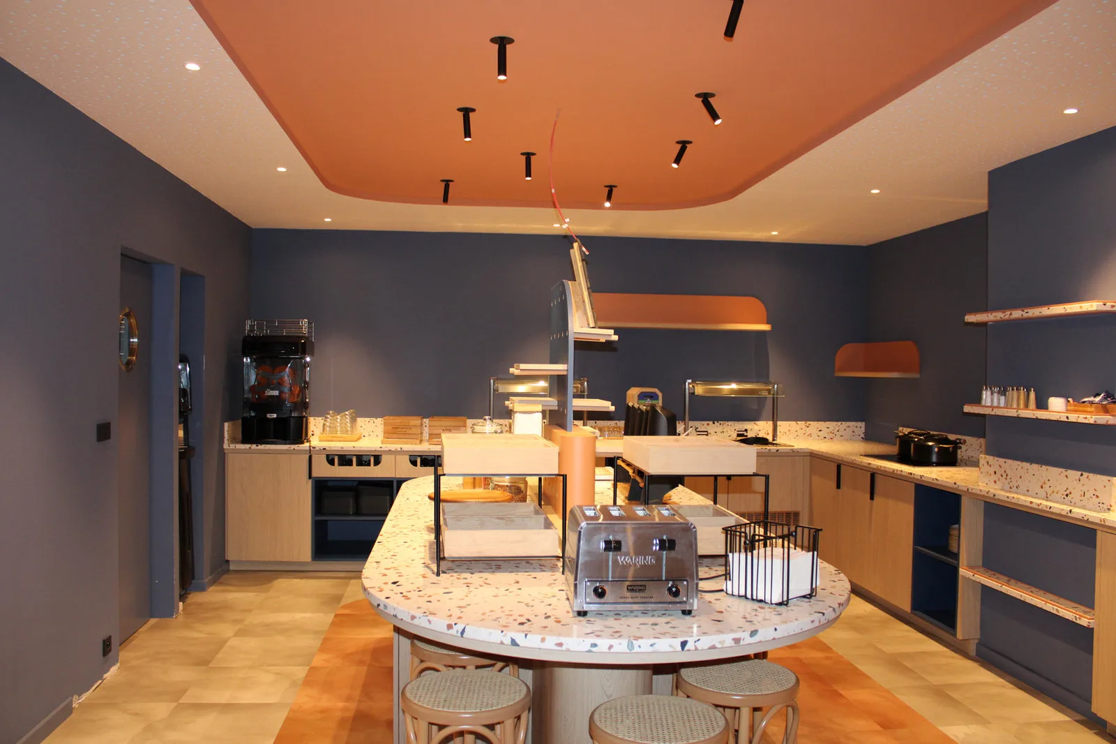 Espace de restauration hôtelier avec buffet