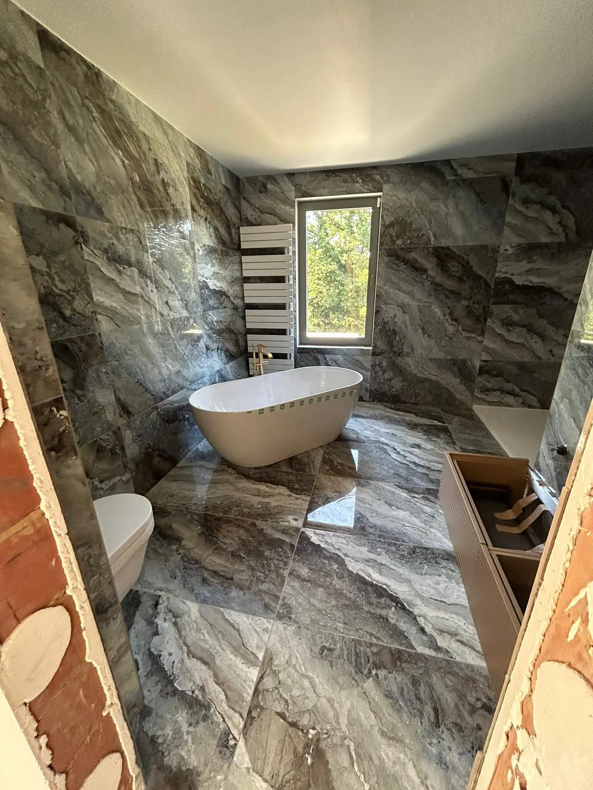 Freestanding bath and stone-look surfaces