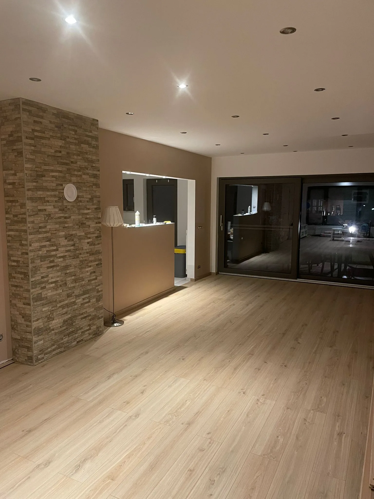 Open leefruimte en vloer met houtlook