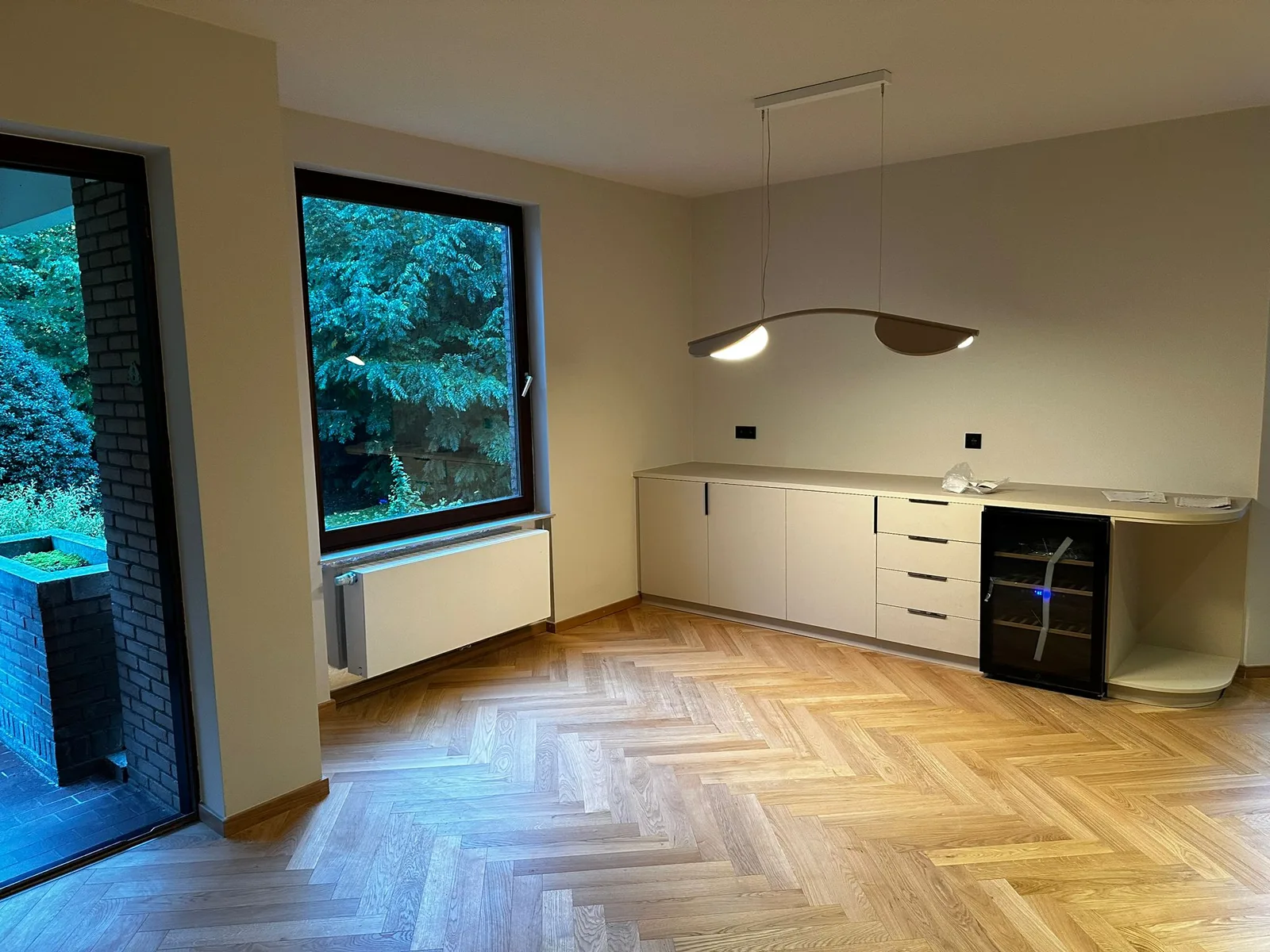 Keuken en opbergruimte met vloer in visgraatpatroon
