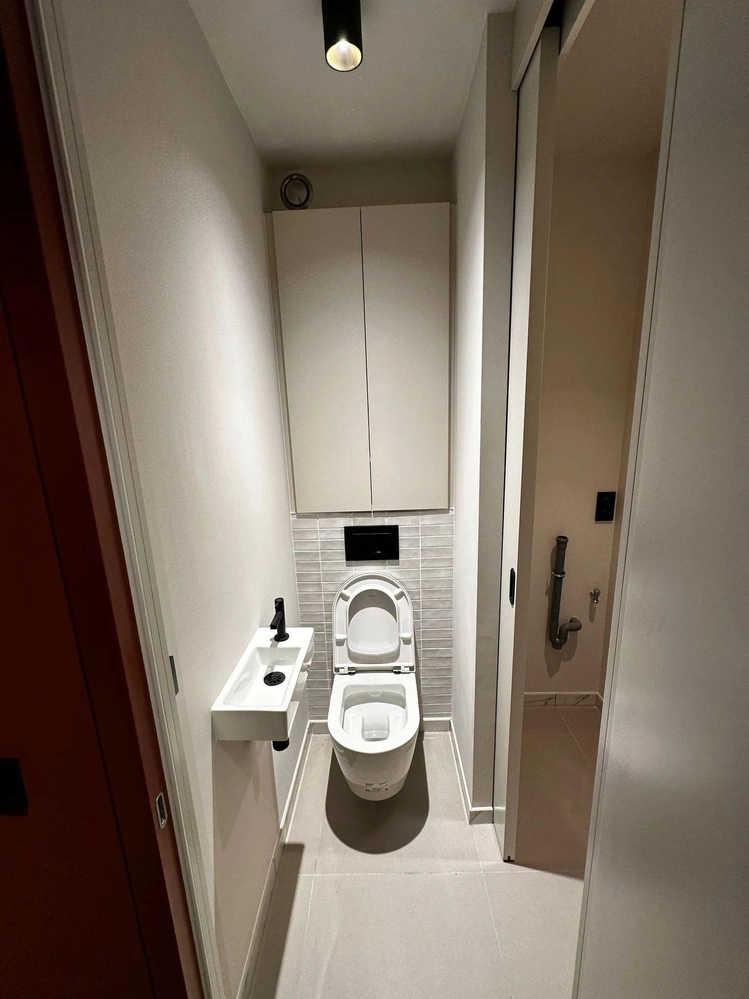 Separate toilet with a wall-hung bowl