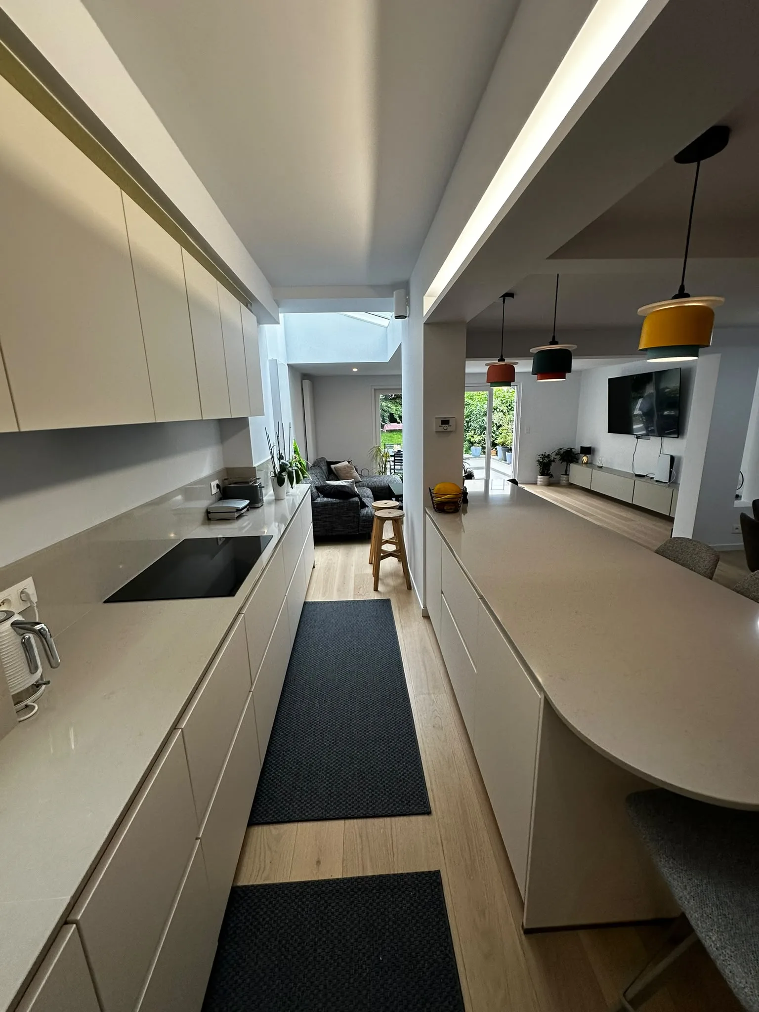 Cuisine claire avec rangements et éclairage intégré