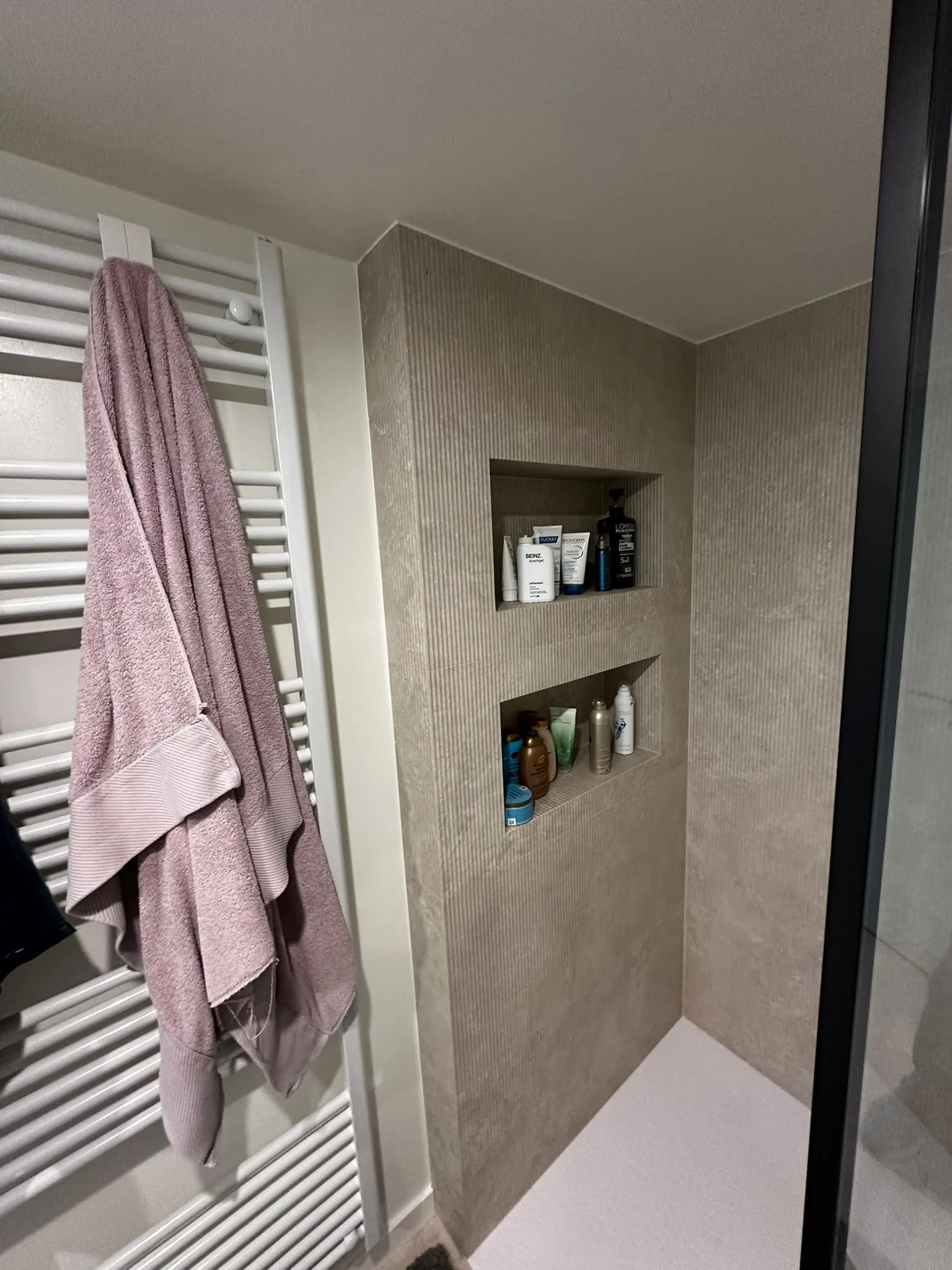 Niches carrelées dans la douche et sèche-serviettes