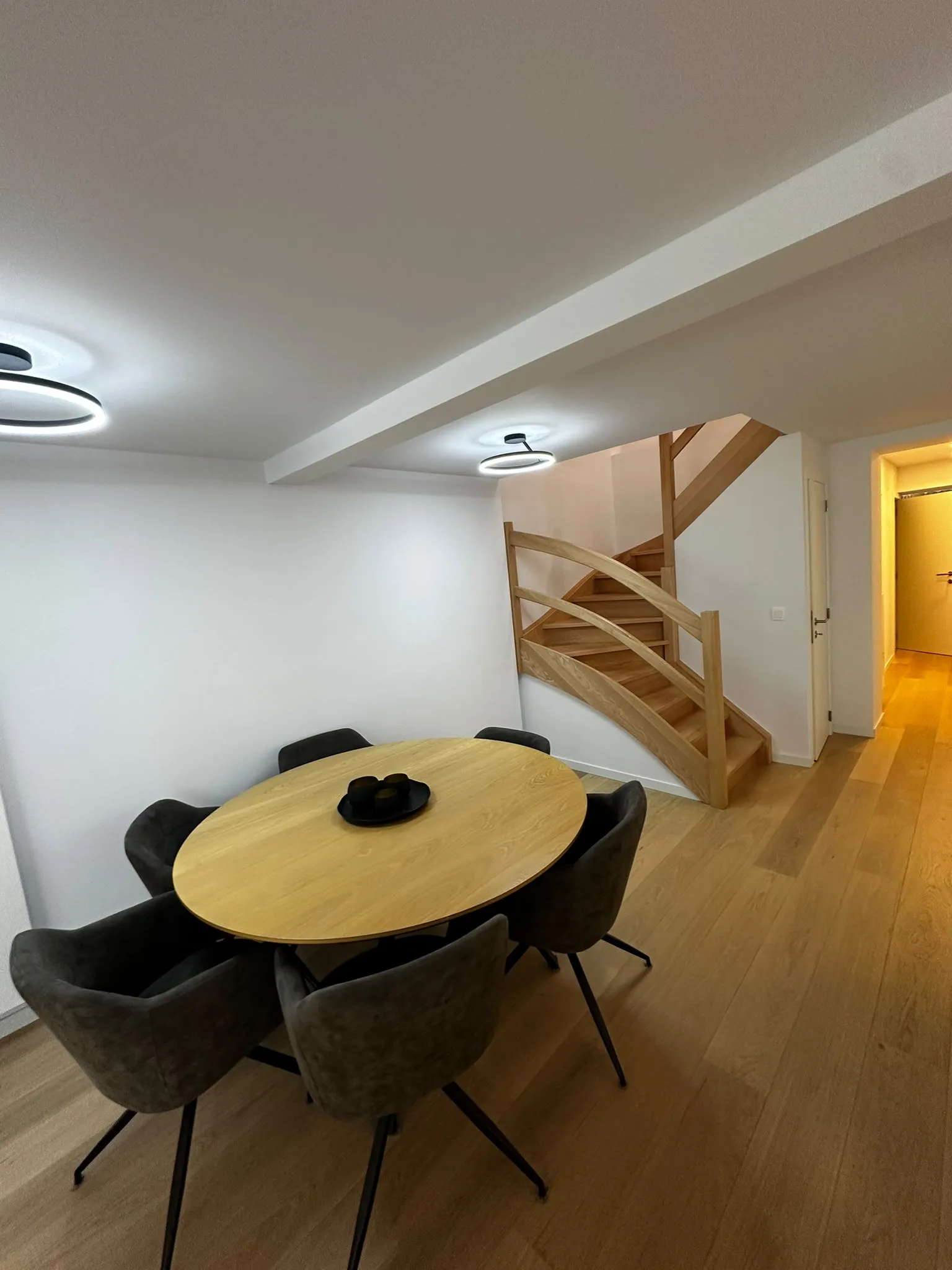 Salle à manger, escalier et passage vers le hall