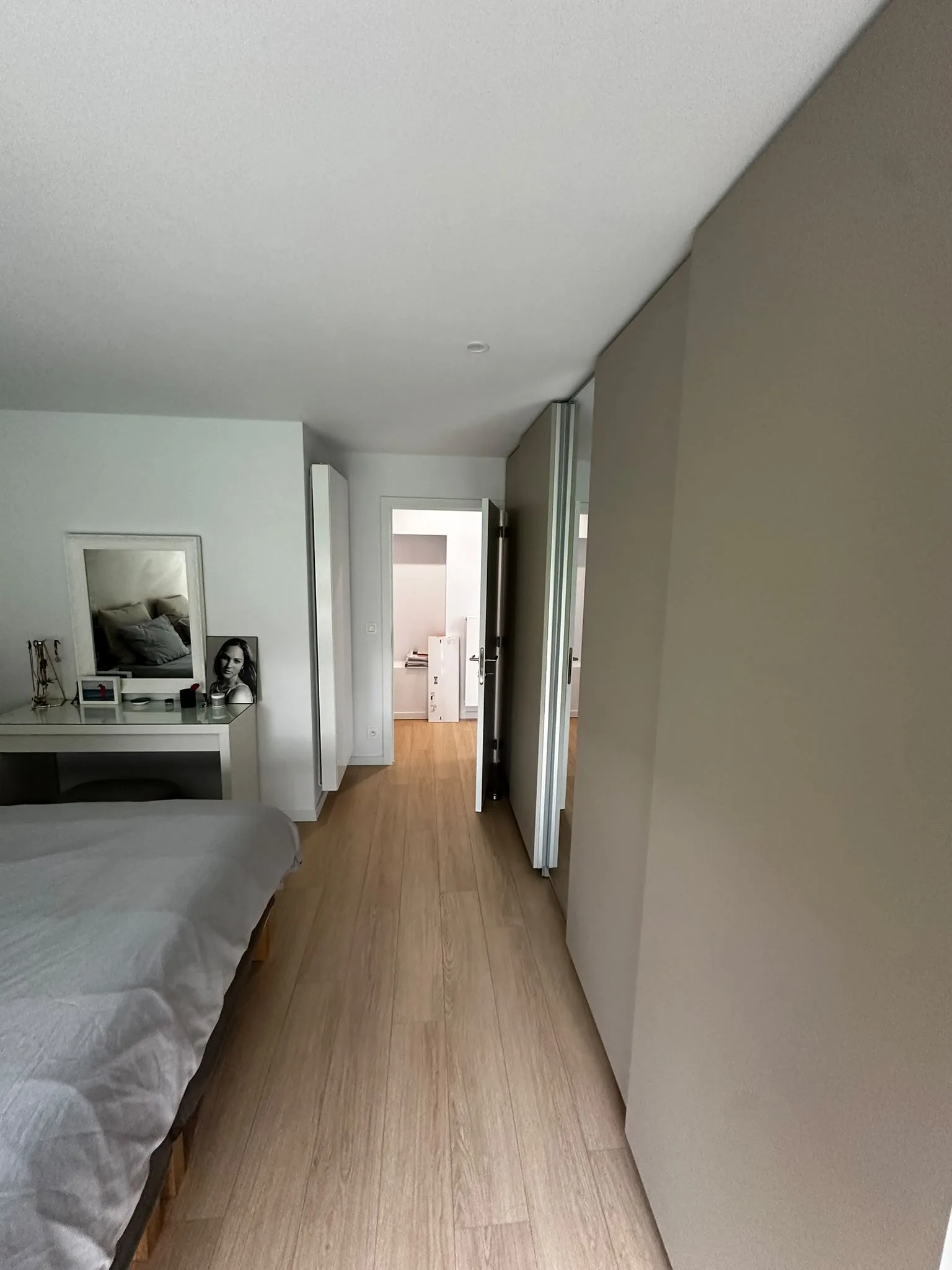 Rangements de chambre et continuité des finitions vers le palier