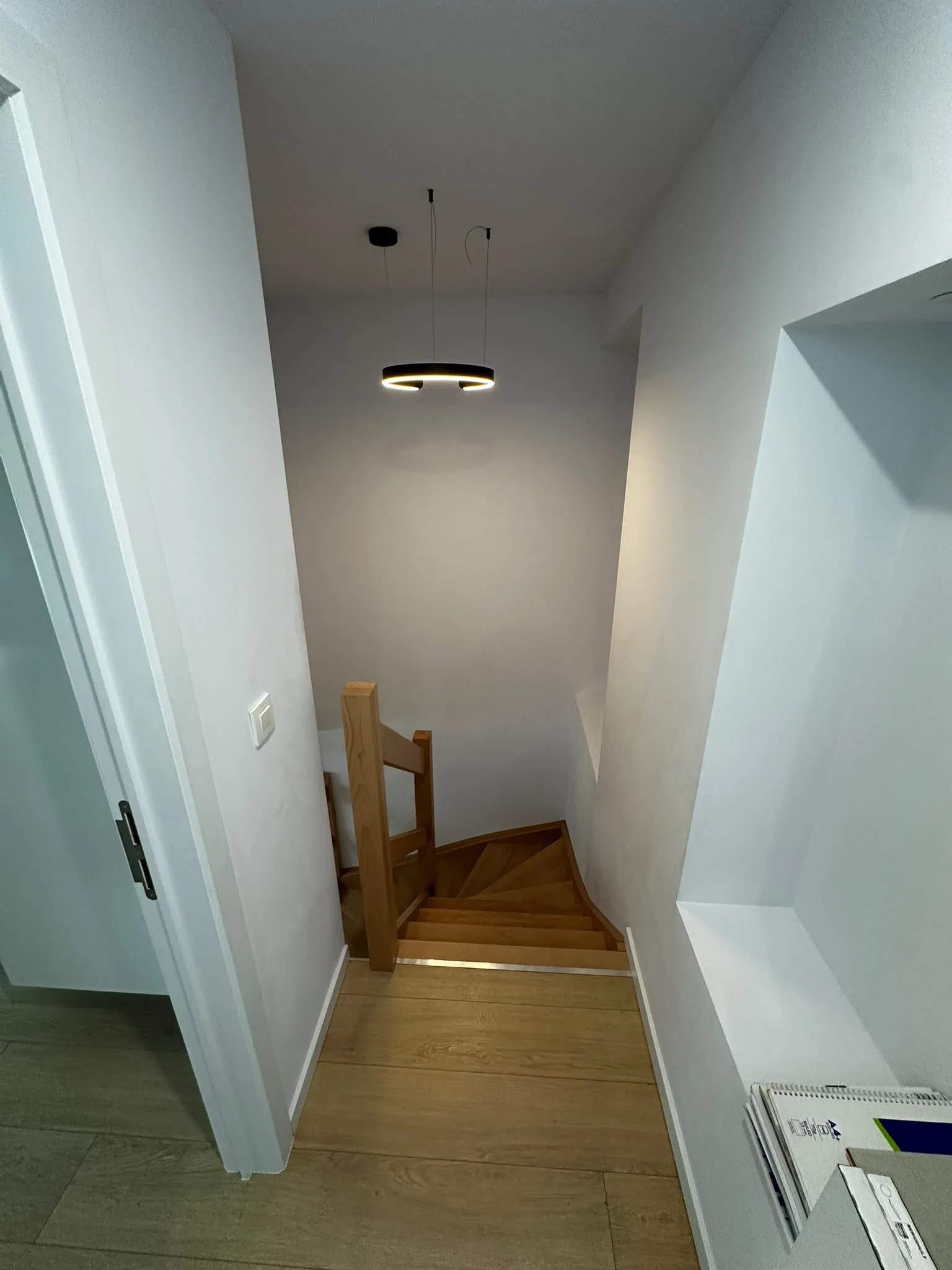 Escalier en bois et éclairage suspendu du palier