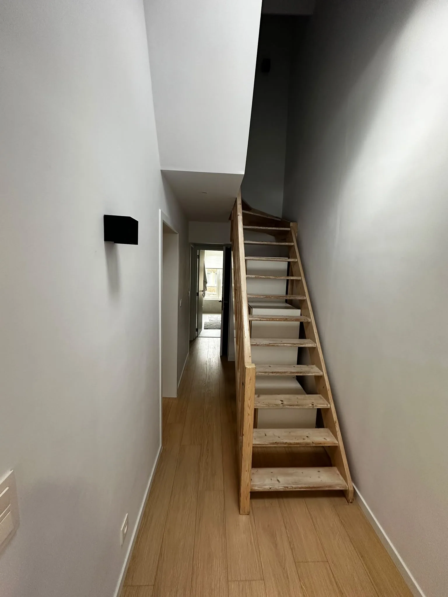 Accès au dernier niveau et escalier en bois