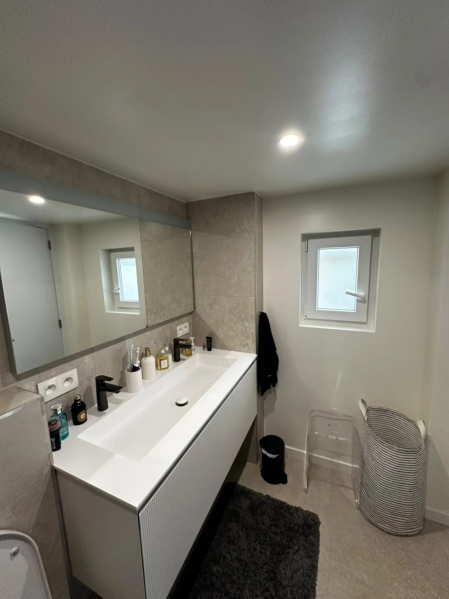 Double vasque blanche, grand miroir et finitions beiges