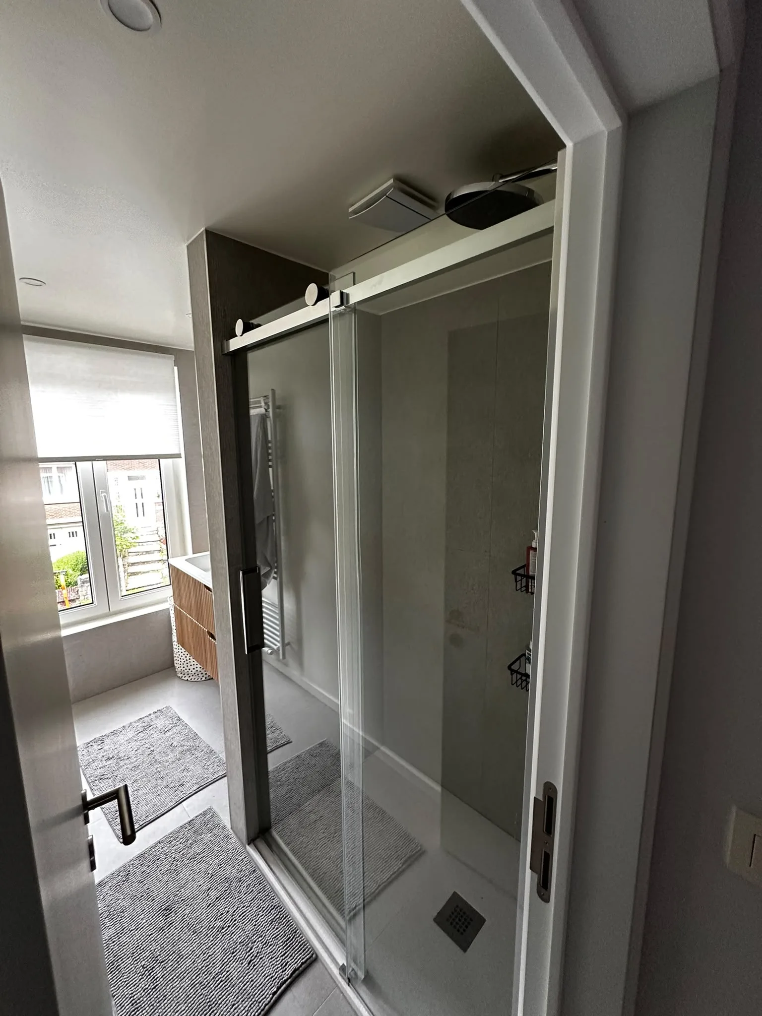 Deuxième salle de bain avec douche à porte coulissante vitrée
