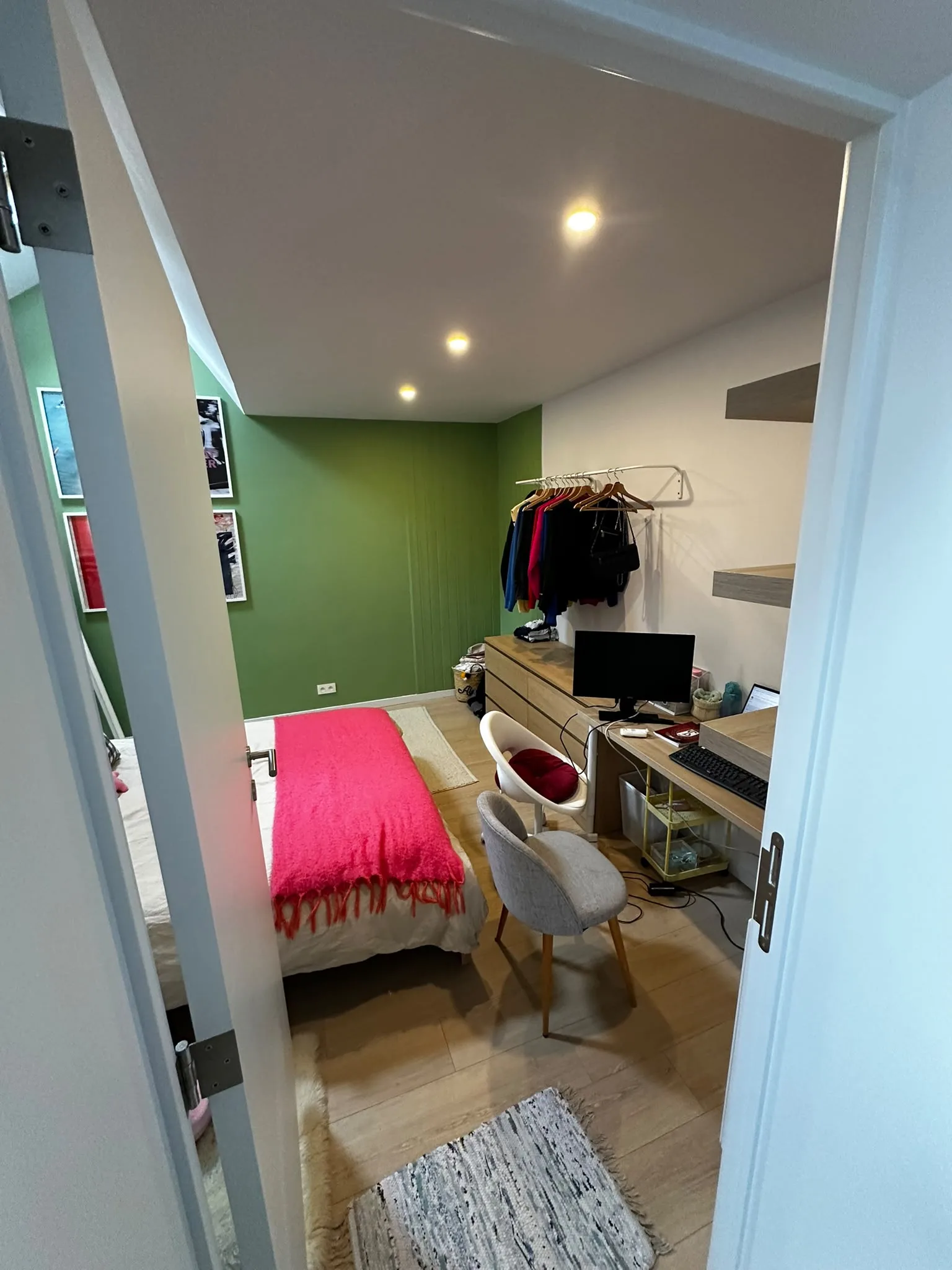 Coin bureau et éclairage encastré dans la chambre sous toiture