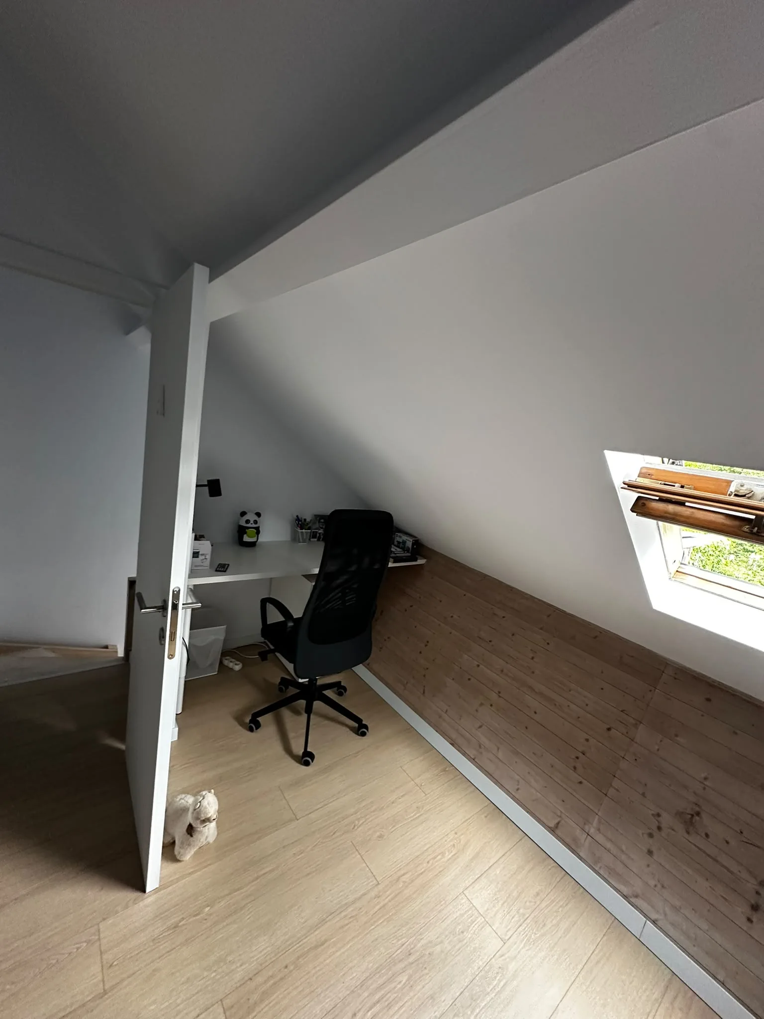 Espace de travail sous toiture avec soubassement en bois