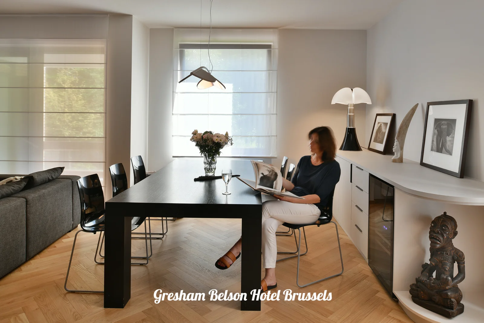 Dining area with a dark table, parquet and windows